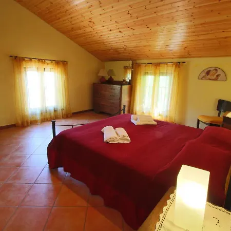 Peaceful Farmhouse In With Swimming Pool Nyaraló